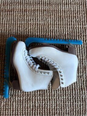 Jackson GLACIER 120
Womens Ice Skate White size  5
